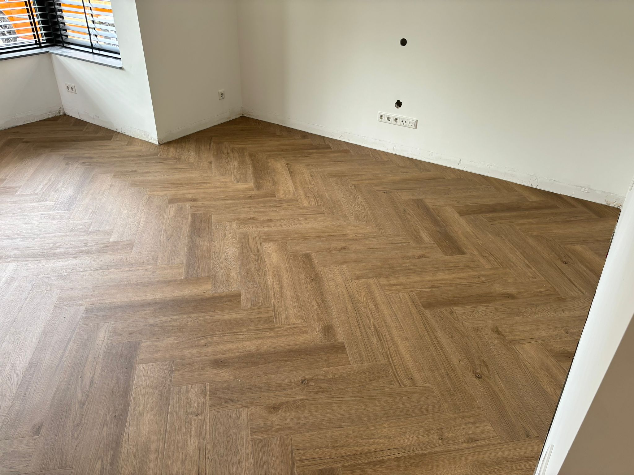 Strak gelegde visgraat PVC-vloer in een woning