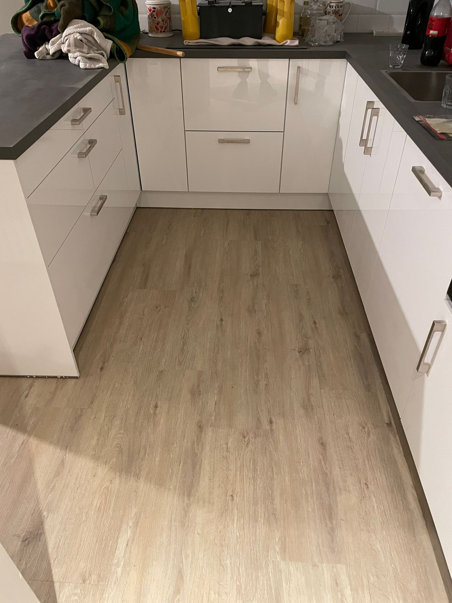 Plankenvloer in een lichte keuken