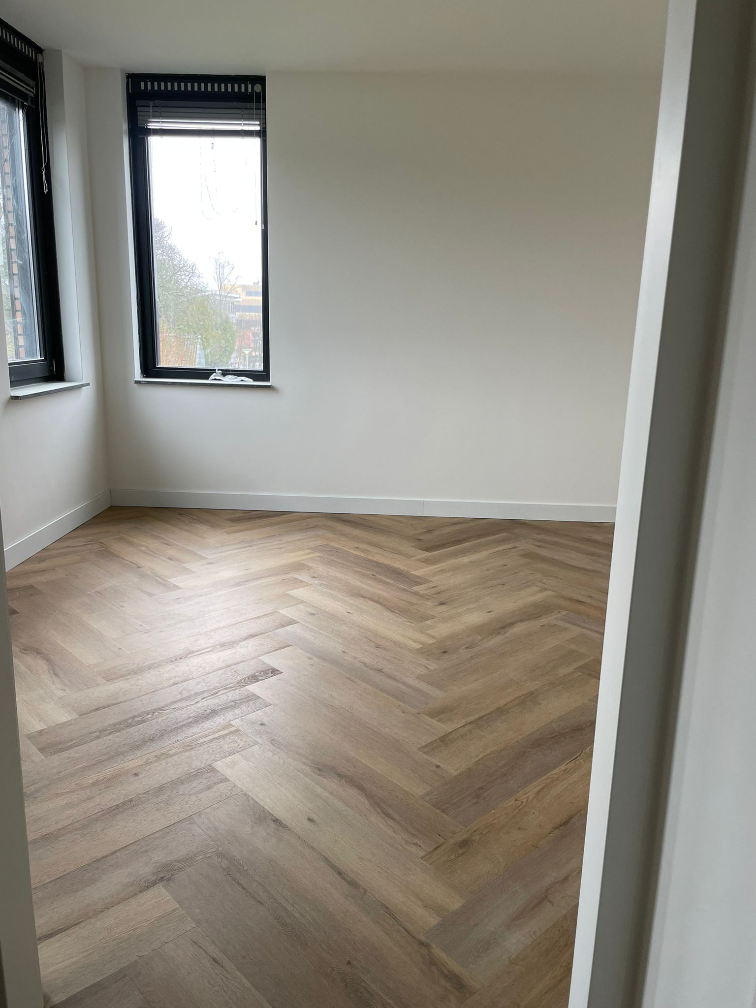 Warme visgraatvloer in een slaapkamer