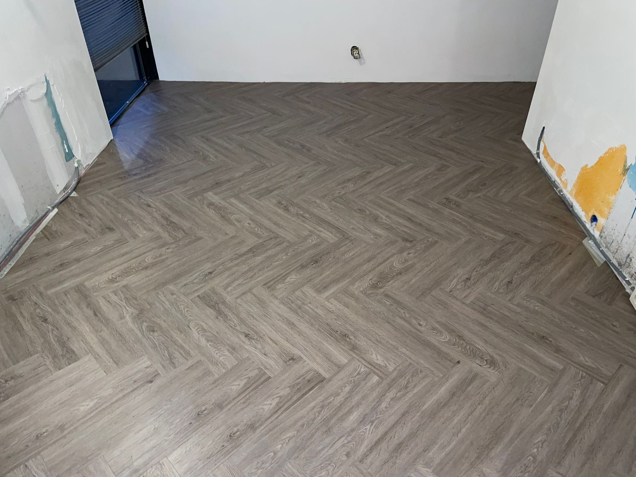 Taupe visgraatvloer in een ruime kamer